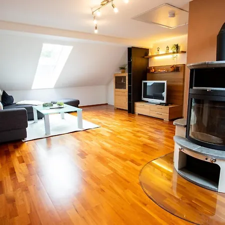 Gemuetliche Dg-wohnung Mit Grosser Kueche & Parkplatz