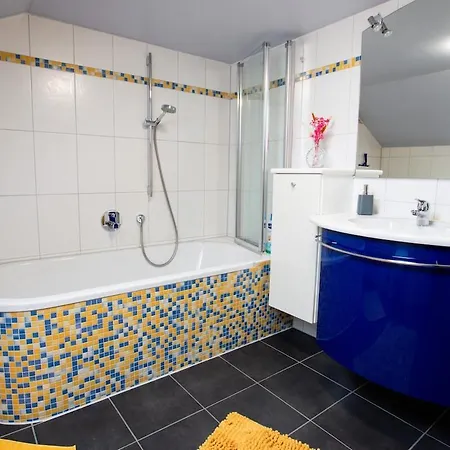 Gemuetliche Dg-wohnung Mit Grosser Kueche & Parkplatz 公寓