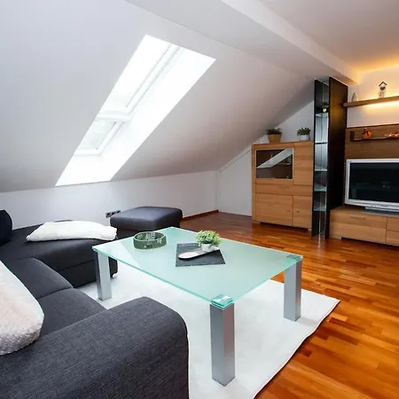 Gemuetliche Dg-wohnung Mit Grosser Kueche & Parkplatz 公寓