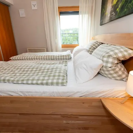公寓 Gemuetliche Dg-wohnung Mit Grosser Kueche & Parkplatz *