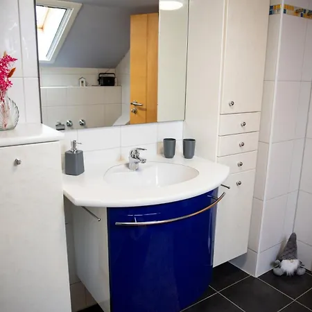 Gemuetliche Dg-wohnung Mit Grosser Kueche & Parkplatz 公寓 *