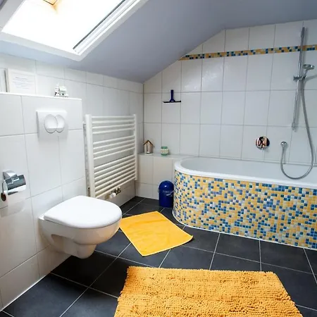 公寓 Gemuetliche Dg-wohnung Mit Grosser Kueche & Parkplatz *