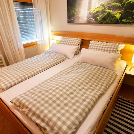 Gemuetliche Dg-wohnung Mit Grosser Kueche & Parkplatz 布尔格伦根费尔德